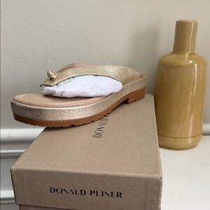 Donald J. Pliner Seena Vintage Metallic Platino Sandals Size 8